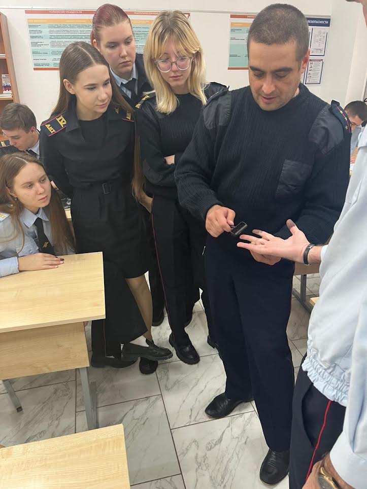 В Анапе транспортные полицейские провели для студентов занятия по криминалистике