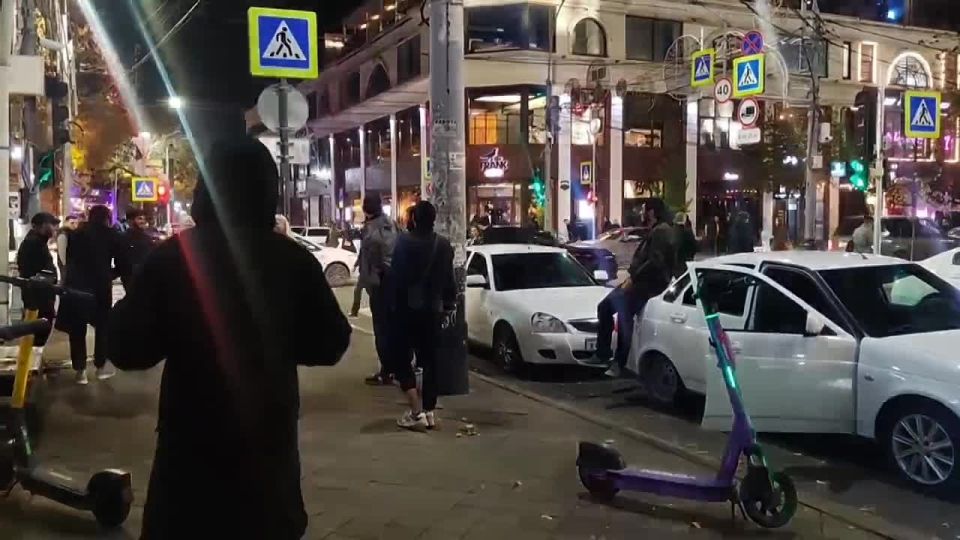 Лезгинка на капоте. В центре Краснодара, на пересечении улиц Красной и Карсунской, группа мужчин устроила импровизированную вечеринку