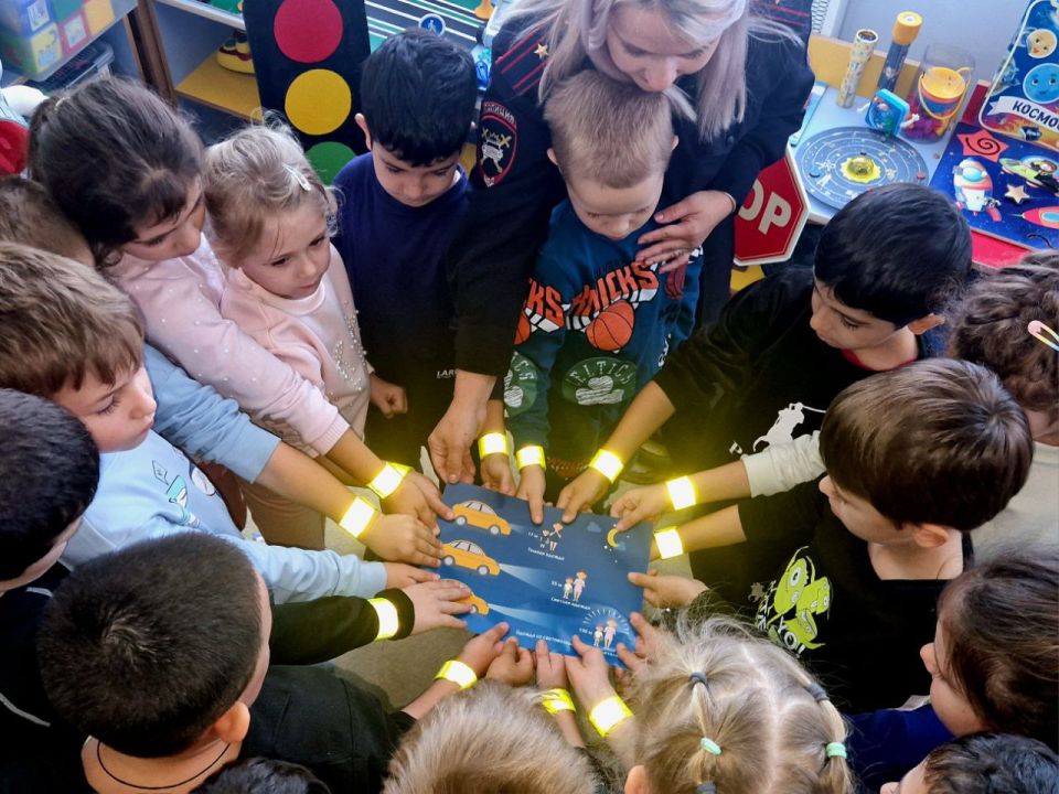 Сотрудники Госавтоинспекции г. Армавира для воспитанников детского сада № 15 провели профилактическое мероприятие «Светофорова наука»