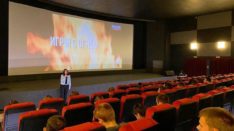 В Сочи транспортные полицейские организовали для студентов кинопоказ и дискуссию о противодействии экстремизму