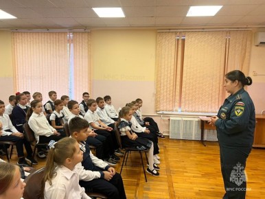 Сотрудники ГУ МЧС России по Краснодарскому краю провели открытый урок пожарной безопасности для школьников
