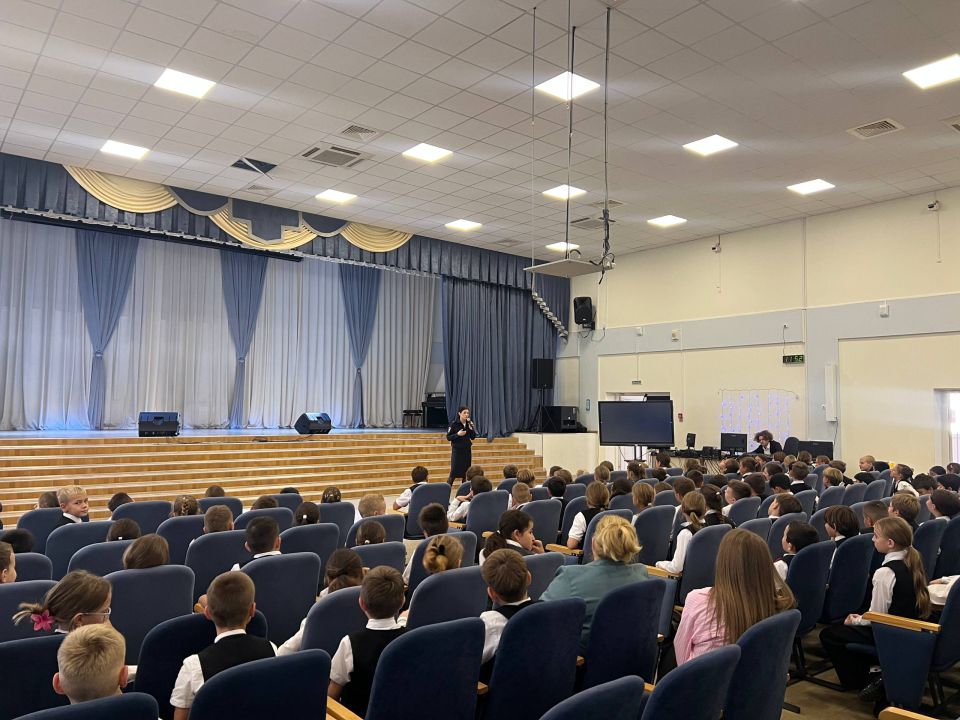 На базе школы №16 сотрудники Госавтоинспекции совместно с представителями БайкЦентра провели серию профилактических мероприятий для учащихся начальной школы