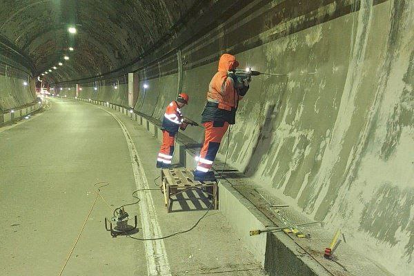 В Сочи дорожники приступили к активным работам по планово-предупредительному ремонту тоннеля №2А Дублера Курортного проспекта (трасса А-148)