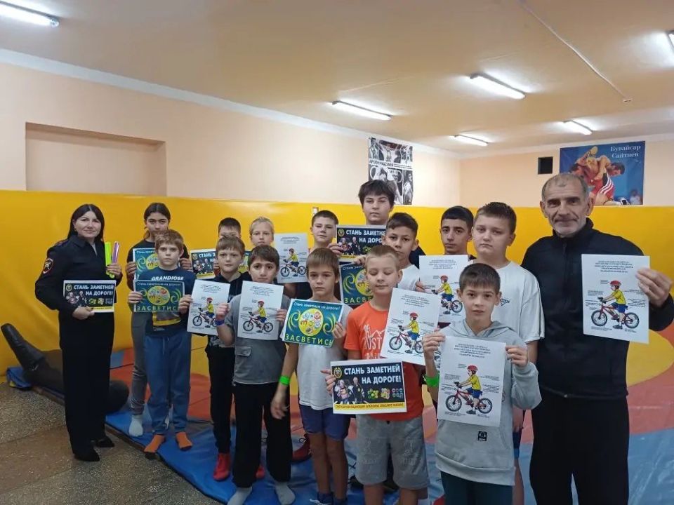 Сотрудники Госавтоинспекции встретились с юными борцами