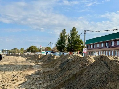 В Анапе для защиты от возможных выбросов нефтепродуктов во время штормов в осенне-зимний период восстанавливают защитный вал