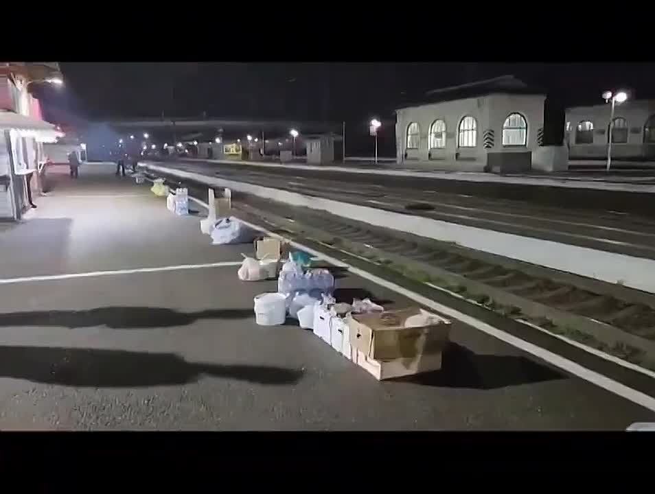 Страна людей. Жители небольшого городка Кропоткин узнали, что на станции ровно на одну минуту остановится поезд с ранеными