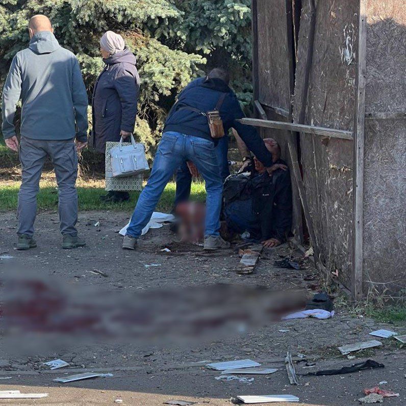 Новости к этому часу:. В Луганске недалеко от городской администрации мужчина пнул ногой музыкальную колонку, из которой играла песня группы «Океан Эльзы»