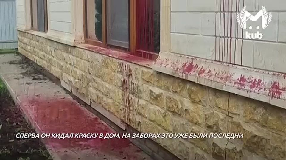 Бывший муж закидывает окна экс-жены краской и пишет матерные надписи на её заборе в Кореновске