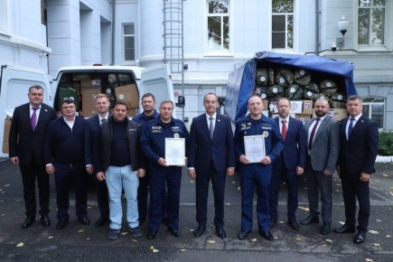 Две машины с гуманитарной помощью сегодня утром отправились в зону СВО