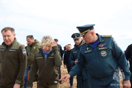 Глава МЧС России и губернатор Кубани проинспектировали очистку пляжной территории в Анапе