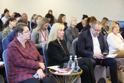 Педагогов и психологов впервые пригласили на совещание по соцвопросам