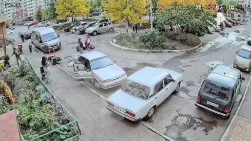 В Краснодаре курьер на мопеде сбил девочку — и сам оказался избит