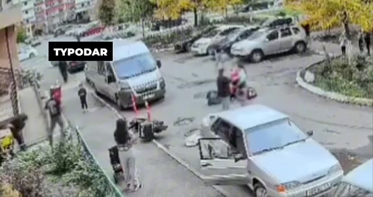 Мопедист сбил девочку в Краснодаре и получил побои от ее отца