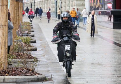 Не доглядели: пятилетняя девочка попала под проезжающий мопед в Краснодаре
