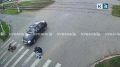Мир мопедиста перевернулся с ног на голову, когда он встретился с черным авто