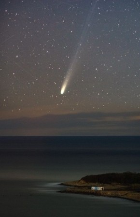 Яркая комета с длинным хвостом попала на фото под Анапой