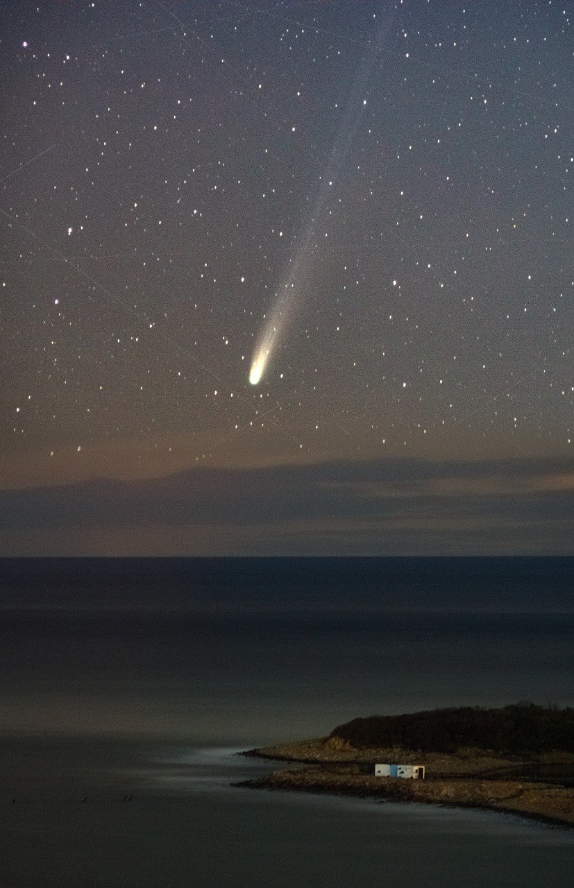 Яркая комета с длинным хвостом попала на фото под Анапой