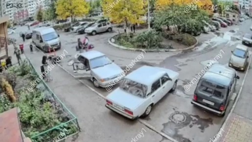 В Краснодаре курьер сбил девочку, которая неожиданно выбежала из-за припаркованного автомобиля