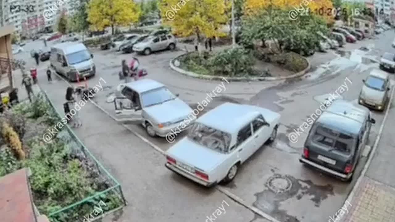 В Краснодаре курьер сбил девочку, которая неожиданно выбежала из-за припаркованного автомобиля