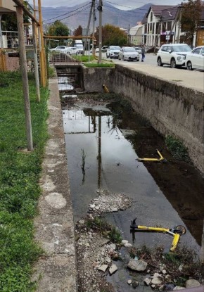 Самосуд над самокатами устроил неизвестный в Новороссийске