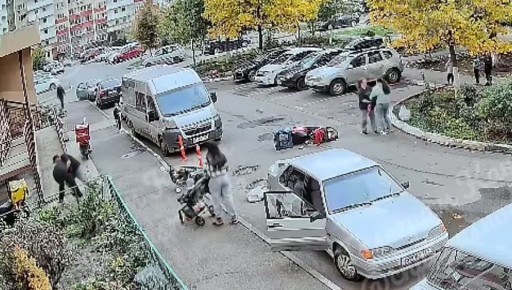 Курьер на мопеде сбил пятилетнюю девочку, которая выбежала на дорогу в Краснодаре