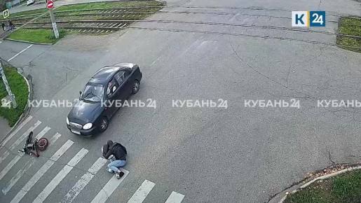 Мир мопедиста перевернулся с ног на голову, когда он встретился с черным авто