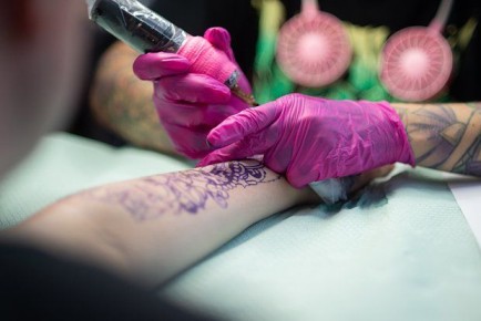 В Ейске мужчина получил штраф из-за фото с татуировками сатанистов