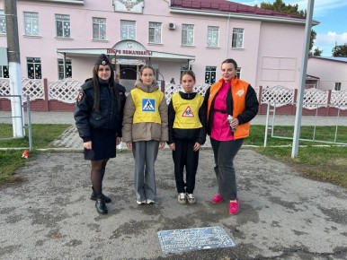 В рамках профилактического мероприятия «Внимание дети» Госавтоинспекция Успенского района совместно с волонтерами муниципального штаба #МЫВМЕСТЕ и ЮИДовцами вблизи пешеходных переходов провели акцию «Безопасный шаг»