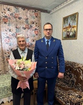 Работники прокуратуры Лазаревского района г. Сочи поздравили участника Великой Отечественной войны с юбилеем