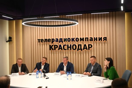 Куда обращаться краснодарцам, если во дворе не горит фонарь, рассказал на брифинге замглавы города