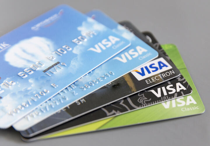 Теперь без суда: уже через неделю налоговая сможет напрямую списывать долги с банковских карт граждан