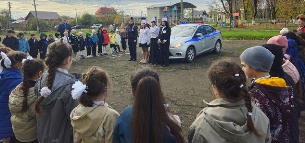 Перед осенними каникулами автоинспекторы Кубани с ЮИД проводят практические занятия для первоклассников на площадках по БДД