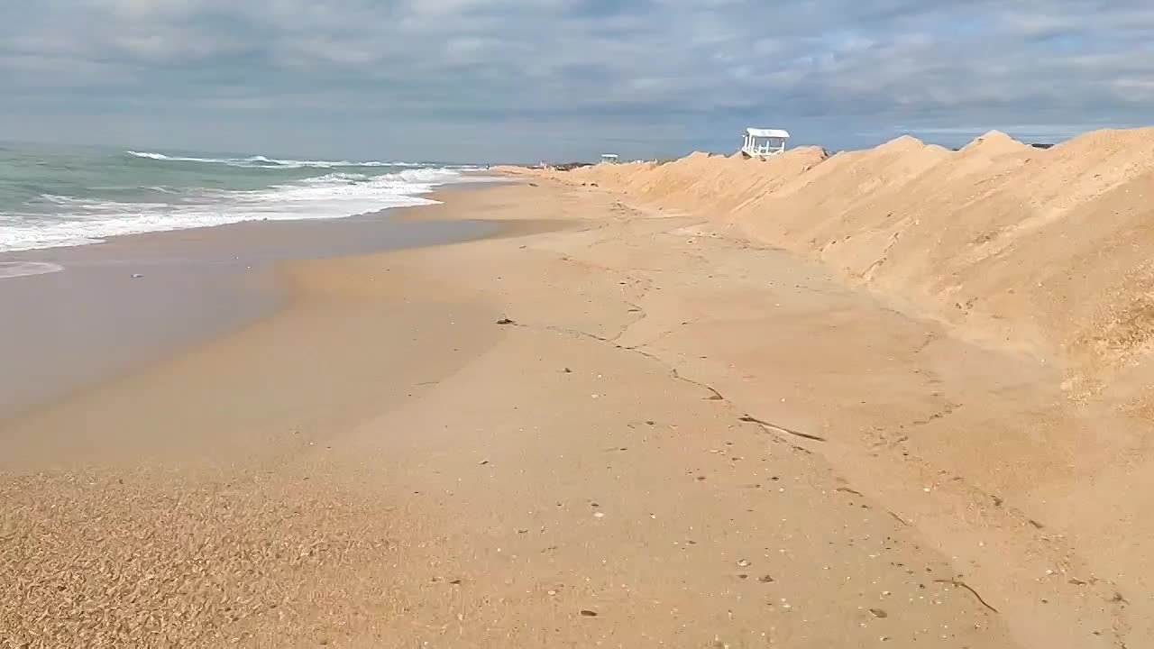 Береговую линию Анапы очищают от точечных выбросов мазута