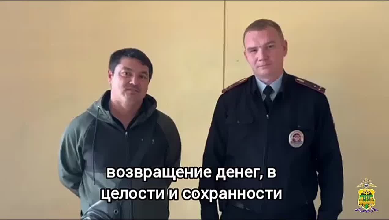Делимся с вами кадрами видео, на котором житель Павловского района благодарит участкового, помогшего вернуть 40 000 рублей, переведённые по ошибке на чужой счет