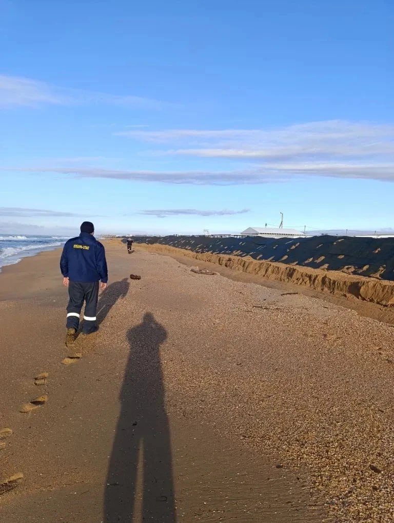 В Анапе снова убирают нефтепродукты с береговой линии