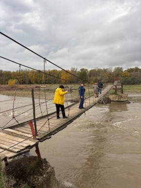 Прокуроратурой Отрадненского района осуществлена выездная проверка в  с. Воскресенское Благодарненского сельского поселения по обращению местных жителей в части принятия мер по конструктивным нарушениям пешеходного моста