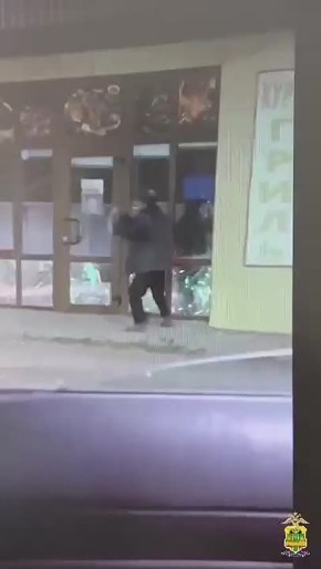 Дебошир из Крыловского района разбил витрины 2 магазинов – его задержали полицейские