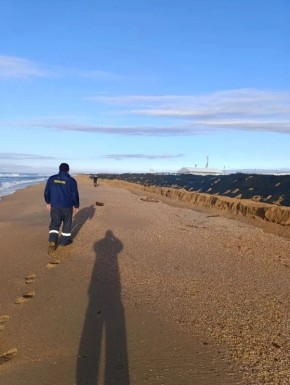 В Анапе очищают береговую линию от точечных выбросов нефтепродуктов