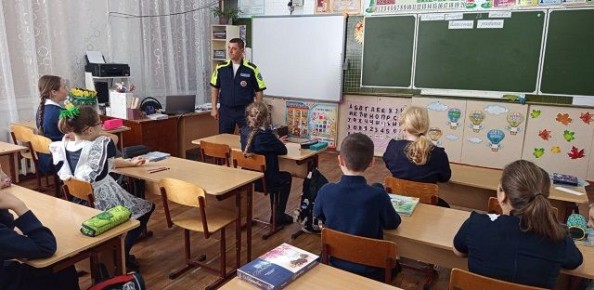 Автоинспекторы Кубани рассказывают детям как безопасно проводить каникулы