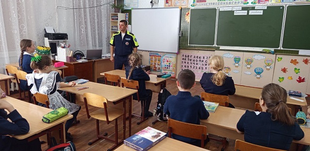 Автоинспекторы Кубани рассказывают детям как безопасно проводить каникулы
