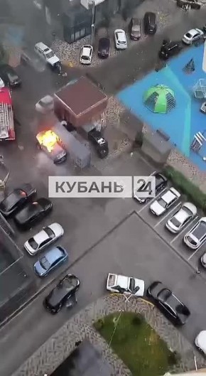 Машина загорелась рано утром в одном из дворов Краснодара