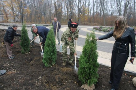 ВОЛОНТЕРЫ И ШКОЛЬНИКИ ИЗ АРМАВИРА ИНИЦИИРОВАЛИ ВЫСАДКУ «АЛЛЕИ ЕДИНСТВА» В ГОРЛОВКЕ