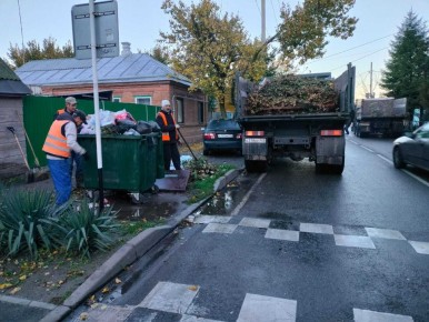 Уборка контейнерных площадок по ул. С. Романа и ул. Пушкина, 69