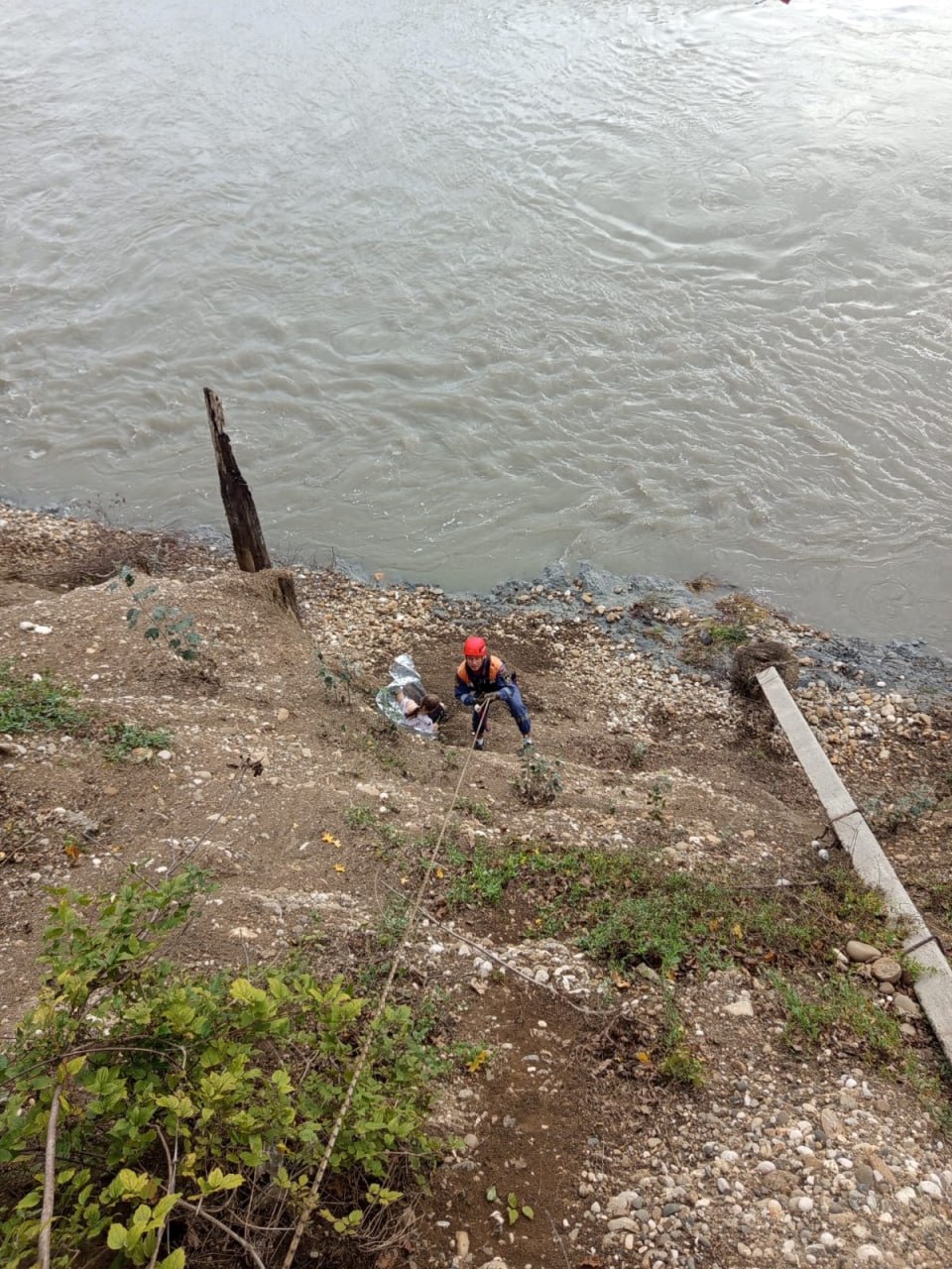 14-летняя девочка упала с 10-метрового обрыва в Апшеронске — на помощь пришли спасатели