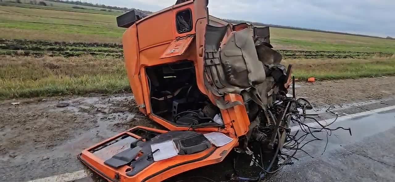 В Белореченском районе произошло ДТП с участием двух грузовых автомобилей