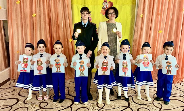 От теории к практике: в Краснодарском крае дошкольники повторяют ПДД и делают световозвращающие аксессуары