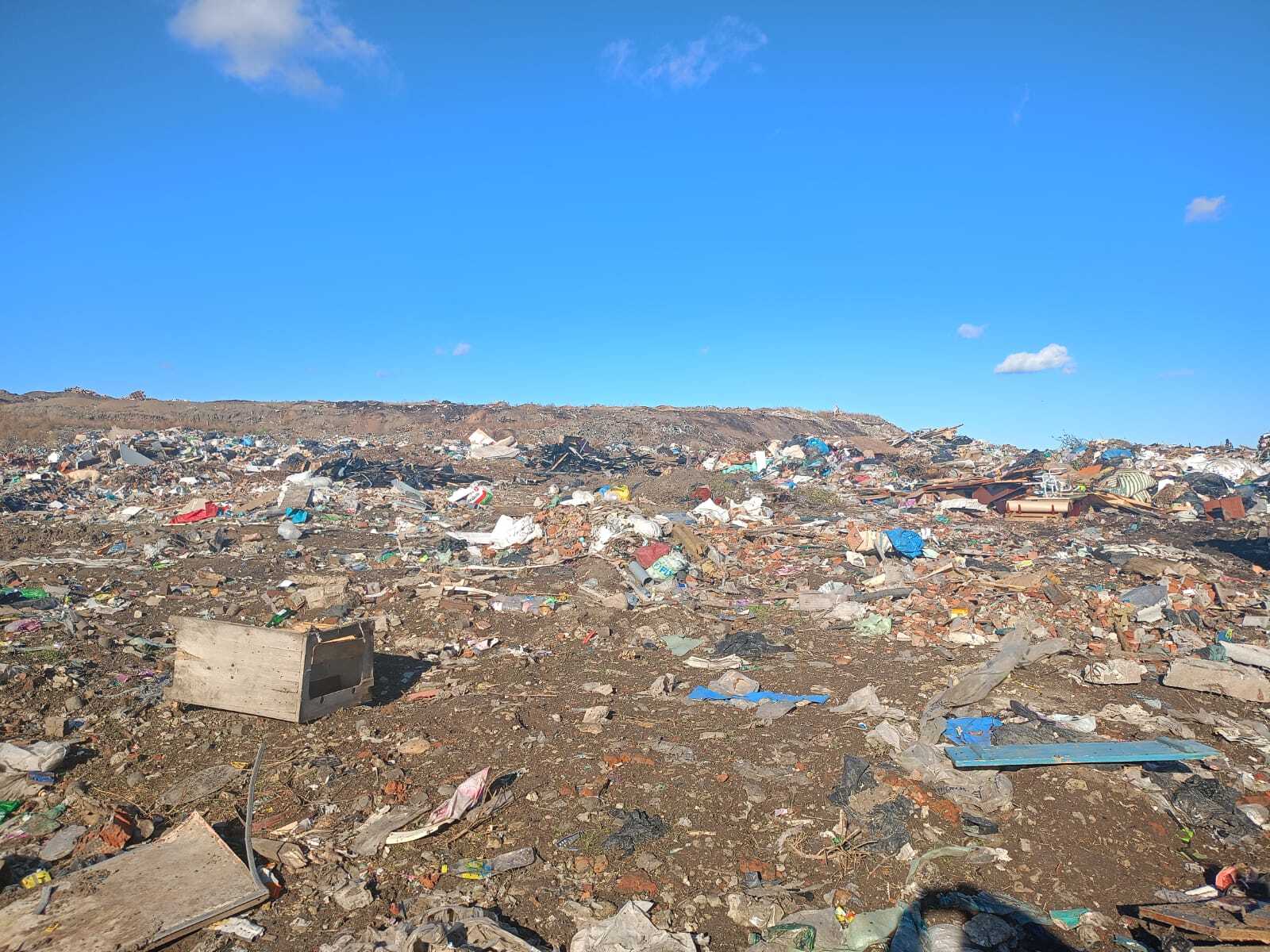 В рамках еженедельного мониторинга состояния полигона ТКО в поселке Симоновка сегодня состоялся комиссионный выезд на объект с участием представителей городской администрации и комбината коммунально-бытовых услуг