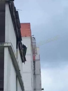 Недостроенное здание по адресу Куликова поля, 14 в Краснодаре облюбовали тинейджеры