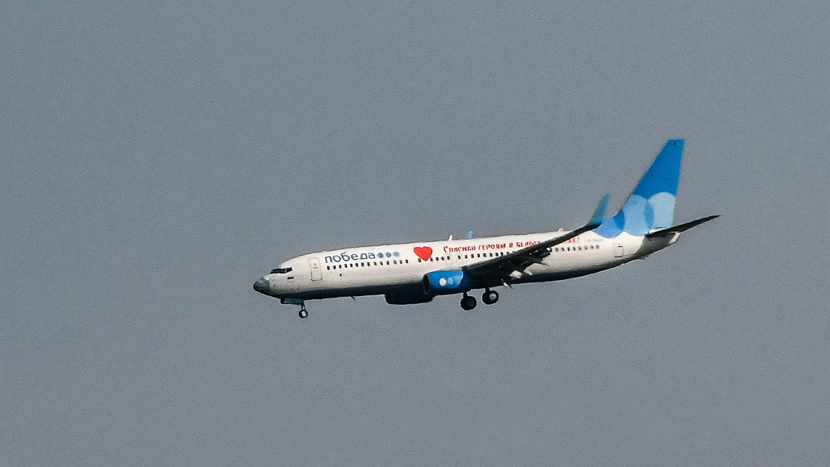 Более десяти российских аэропортов ночью ограничили на работу: что важно знать пассажирам