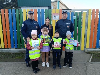 В рамках проведения профилактической акции «Внимание, дети!» сотрудники Госавтоинспекции Динского района совместно с ребятами из отряда ЮПИД детского сада № 3 провели профилактическую акцию «Пристегни самое дорогое!»